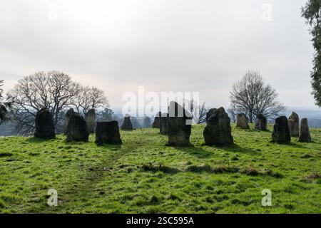 The Dragonstones on Hascombe Hill, un moderno cerchio di pietre nel Surrey Hills National Landscape, Surrey, Inghilterra, Regno Unito, durante l'inverno Foto Stock