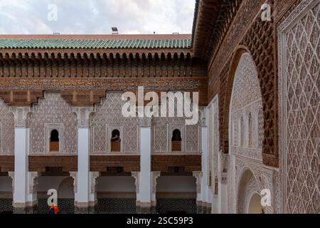 Madrassa Ben Youssef, edificio universitario del XVI secolo con sala di preghiera e patio decorato con ringhiere e frusta scolpita. Marrakech, Marocco Foto Stock