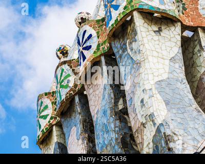 Primo piano dei camini sulla terrazza sul tetto di Casa Batlló progettata da Antoni Gaudi, a Barcellona, Spagna. Foto Stock