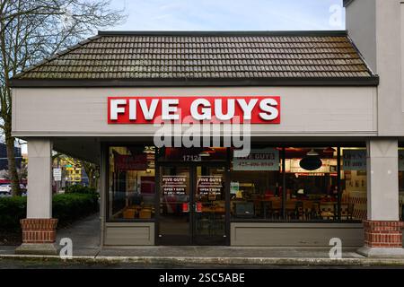 Redmond, Washington, Stati Uniti - 18 gennaio 2025; struttura del ristorante fast food Five Guys con cartello rosso e bianco Foto Stock