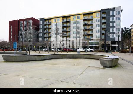 Redmond, Washington, USA - 18 gennaio 2025; moderno edificio residenziale nel centro di Redmond, Washington Foto Stock