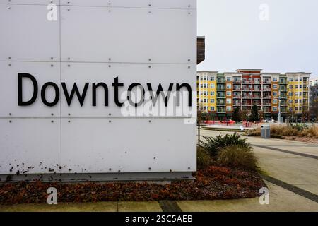 Redmond, Washington, USA - 18 gennaio 2025; cartello con scritto nel centro di Redmond Washington con appartamenti moderni Foto Stock