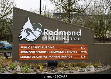 Redmond, Washington, USA - 18 gennaio 2025; firma per Redmond Washington con il logo e le informazioni sugli edifici pubblici Foto Stock