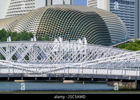 Il centro per le arti dello spettacolo con la pelle di alluminio a punta dell'Esplanade Theatres on the Bay. Foto Stock