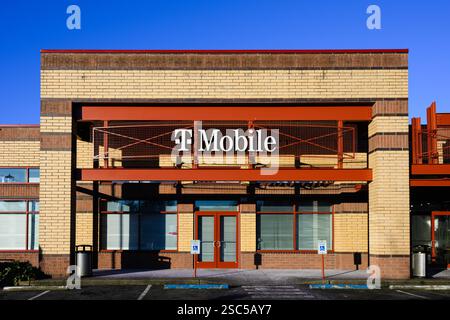 Issaquah, WA, Stati Uniti d'America - 19 gennaio 2025; T-Mobile Store con cartello su edificio in mattoni Foto Stock