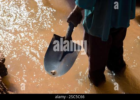 MAKEFU VILLAGE, IDODI DIVISION, IRINGA TANZANIA, maggio 2008: Villagers Clear irrigation ditches as water flows along them to water their Field. Foto Stock