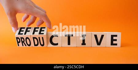Simbolo efficace e produttivo. Cubi trasformati con parole produttive ed efficaci. Bellissimo sfondo arancione. Mano d'affari. Affari e Effecti Foto Stock