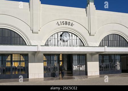 Lisbona, Portogallo, Europa - 13 gennaio 2025: Ingresso al terminal dei traghetti Terreiro do Paco di Lisbona. Foto Stock