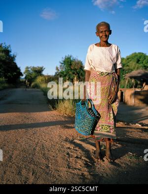 MAKEFU VILLAGE, IDODI DIVISION, TANZANIA, maggio 2008: Christina Mlelewa, 89 anni, camminando per il villaggio vicino alla sua casa. È uno dei più antichi abitanti del villaggio. Coltiva ancora il suo mais e lavora come operaia in altre fattorie. Foto Stock