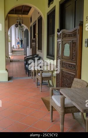 Case storiche colorate lungo Emerald Hill Road a Singapore. Foto Stock