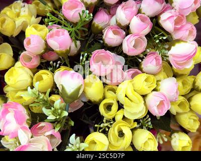 Splendidi fiori di rosa disposti in vari colori, dal rosso, al marrone, al viola, al rosa. Serie di coloratissimi bouquet di fiori di rosa fondo senza cuciture Foto Stock