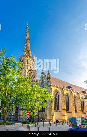 Lille, Francia, 4 luglio 2023: Eglise Saint-Maurice, chiesa cattolica romana, edificio in stile neogotico in Rue Pierre-Mauroy, nella storica via Foto Stock