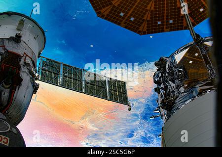 Veicolo spaziale Sojuz nello spazio. Miglioramento digitale di un'immagine da parte della NASA. Foto Stock