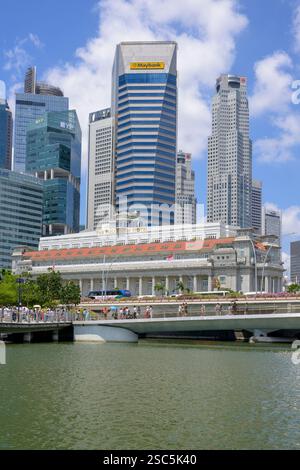 Collyer Quay e i torreggianti blocchi di uffici del quartiere finanziario di Singapore si affacciano su Marina Bay. Foto Stock
