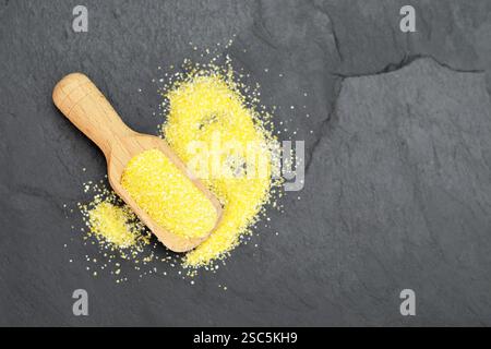 Vista dall'alto della farina di mais in una paletta di legno Foto Stock