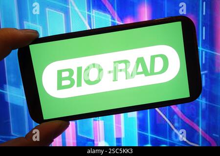 In questa immagine, il logo aziendale Bio-Rad Laboratories è visualizzato sullo schermo di uno smartphone. Foto Stock