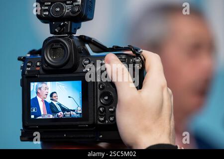Londra, Regno Unito. 5 febbraio 2025. (L) Nigel Farage, leader del partito Reform UK, e Zia Yusuf, presidente Reform UK, visti su uno schermo di una telecamera durante una conferenza stampa Reform UK a Westminster. Crediti: Stephen Chung / Alamy Live News Foto Stock