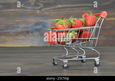 Fragole in un carrello della spesa Foto Stock