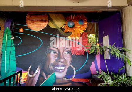 Barrio Getsemani Cartagena Colombia di notte - murale Street Art - Afro Woman 3 / murale d'arte callejero: mujer con cabello afro Foto Stock
