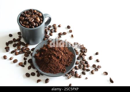 Chicchi di caffè e caffè macinato isolati su sfondo bianco. Copia spazio. Vista dall'alto. Foto Stock