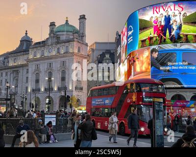 Piccadilly Circus al tramonto, Londra Foto Stock
