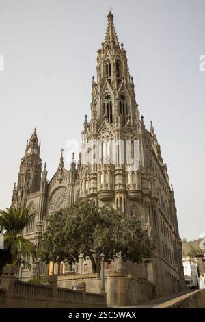 Chiesa di San Juan Bautista, Cattedrale di Arucas a Gran Canaria. Splendida architettura gotica con dettagli intricati. Edificio in pietra con guglie e. Foto Stock