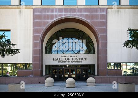 RIVERSIDE, CALIFORNIA - 2 febbraio 2025: Ingresso principale dell'edificio Robert Presley Hall of Justice County of Riverside. Foto Stock