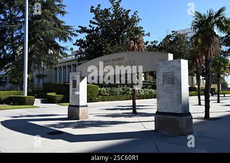 RIVERSIDE, CALIFORNIA - 2 febbraio 2025: Il John Gabbert Judicial Plaza adiacente al Riverside County Court House. Foto Stock