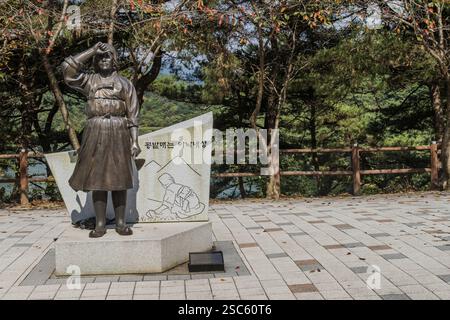 Cheongyang-gun, Corea del Sud, 2 ottobre 2020: Solo per uso editoriale. Statua per rendere omaggio alle donne che lavorano nel campo del parco di montagna. Artista unkn Foto Stock