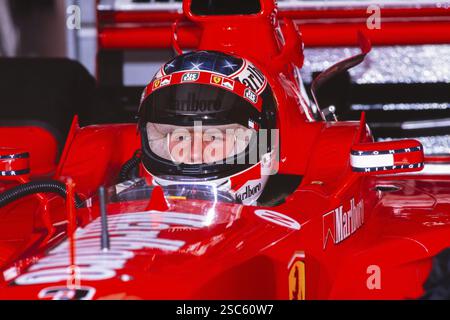 Il campione del mondo di Formula 1 Michael Schumacher siede nell'abitacolo della sua Ferrari F399, GP di Germania all'Hockenheimring, 1 agosto 1999 Foto Stock