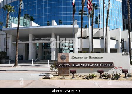 RIVERSIDE, CALIFORNIA - 2 febbraio 2025: Edificio del centro amministrativo della contea di Riverside. Foto Stock