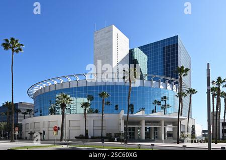 RIVERSIDE, CALIFORNIA - 2 febbraio 2025: Edificio del centro amministrativo della contea di Riverside. Foto Stock