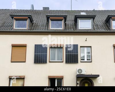 Due pannelli solari sulla facciata di un condominio a Hilden, Germania, Europa Foto Stock