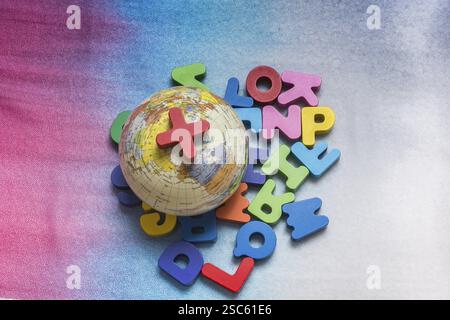 Modello globo sulle lettere colorate su uno sfondo colorato Foto Stock