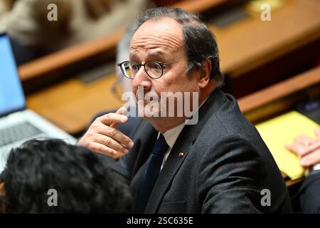 Parigi, Frankreich. 4 febbraio 2025. Parigi il 5 febbraio 2025, interrogazioni al governo - Francois Hollande ex presidente della repubblica francese durante una sessione di interrogazioni al governo all'Assemblea nazionale francese credito: HMB Media/Alamy Live News Foto Stock