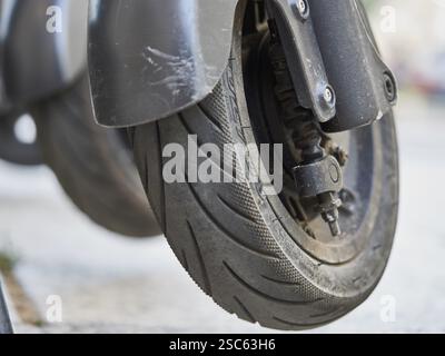 Un'immagine di un dettaglio di uno scooter elettrico Foto Stock