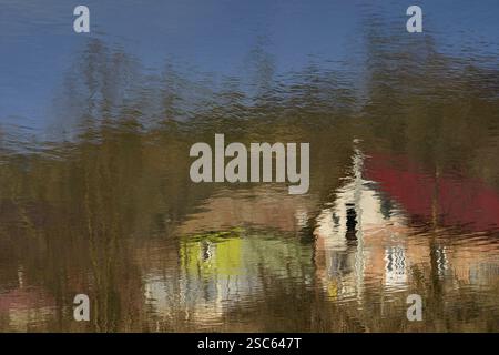 Case colorate riflesse sulla superficie delle acque del fiume Mures Foto Stock