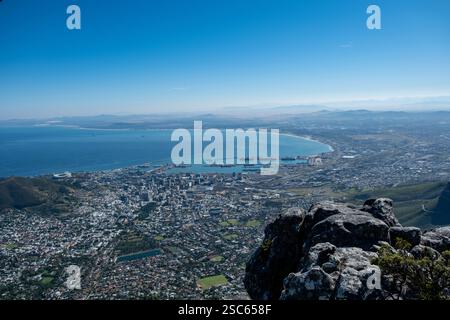 Vista aerea della città del Capo dalla stazione della funivia di Table Mountain, cielo blu Foto Stock