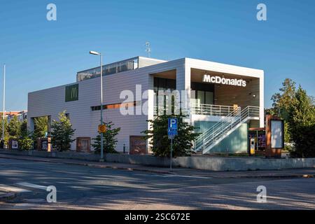 Ristorante di hamburger McDonald's al Teollisuuskatu 6 nel quartiere Vallila di Helsinki, Finlandia Foto Stock
