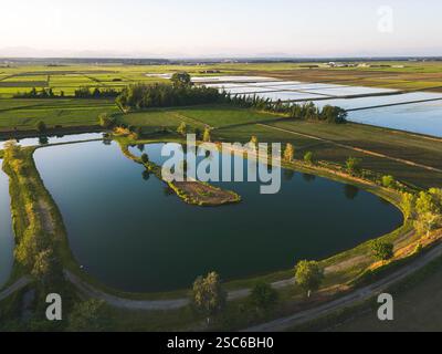 Paesaggio di campagna aereo in Italia con campi e lago in primo piano, Novara, Italia Foto Stock