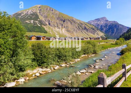 Case nel villaggio di Livigno nelle soleggiate giornate estive, Alpi, Italia Foto Stock