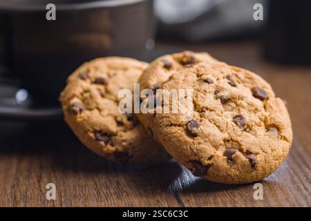 Biscotti con pezzetti di cioccolato su un tavolo di legno. Foto Stock