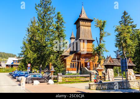 Splendida architettura in stile tradizionale con chiesa in legno nel villaggio di Koscielisko, Monti Tatra, Polonia Foto Stock