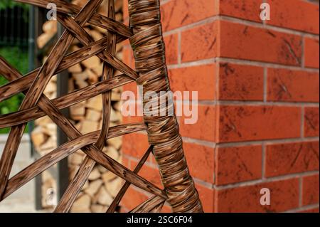 Vecchia struttura della sedia di plastica di vimini, motivo e forma dello sfondo di una sedia di rattan. Vecchia struttura della sedia in plastica di vimini. Foto Stock