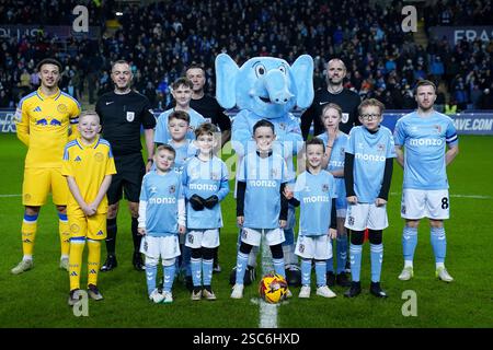 Le mascotte posano per una foto prima della partita del campionato Sky Bet alla Coventry Building Society Arena. Data foto: Mercoledì 5 febbraio 2025. Foto Stock