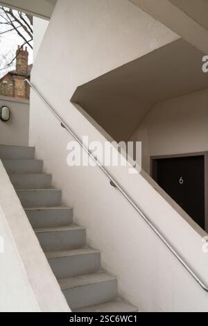 Scalinata esterna, probabilmente a Londra, Regno Unito. Edificio di appartamenti, scala che conduce all'appartamento 6. Foto Stock