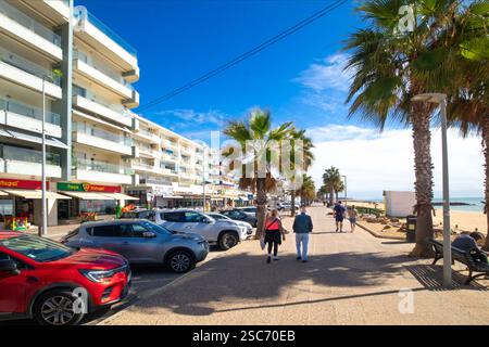 Avenue Infante de Sagres, passeggiata lungo la spiaggia di Quarteira, Algarve, Portogallo, Europa Foto Stock