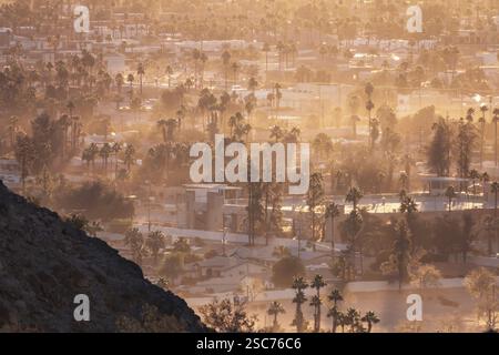 Vista dell'alba in cima alla montagna delle palme e della nebbia mattutina sopra Palm Desert nell'area della Coachella Valley, nella California meridionale. Foto Stock