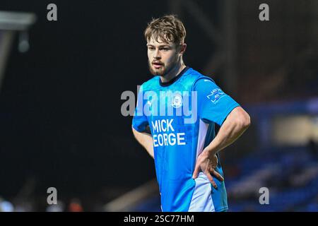 Cian Hayes (18 Peterborough United) guarda durante l'EFL Trophy Quarter Final match tra Peterborough e Cheltenham Town a London Road, Peterborough, mercoledì 5 febbraio 2025. (Foto: Kevin Hodgson | mi News) crediti: MI News & Sport /Alamy Live News Foto Stock