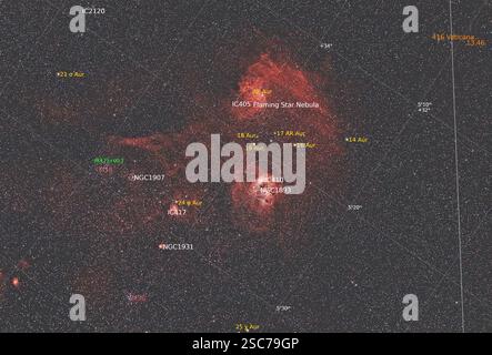 Nebulose IC 405 (Flaming Star Nebulae) e IC 410 open cluster. Campo stellare galattico ricco nella costellazione di Auriga, immagine annotata Foto Stock